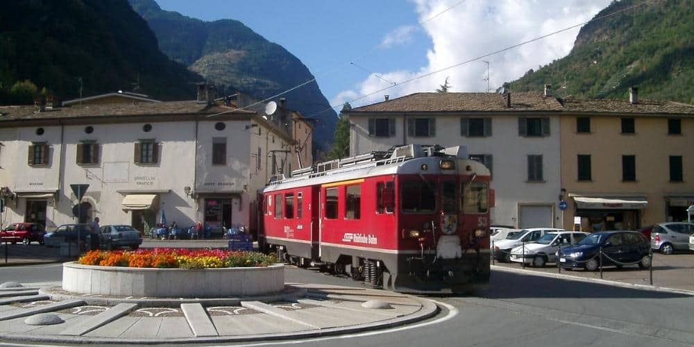 Ferrovia retica: trenino rosso Bernina Express  Ferrovia retica: trenino rosso Bernina Express